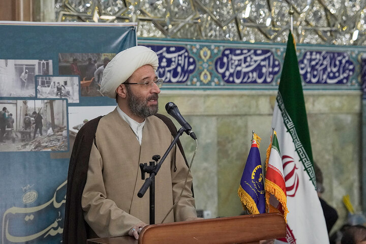 غبارروبی ضریح مطهر بانوی کرامت توسط جهادگران بسیجی
