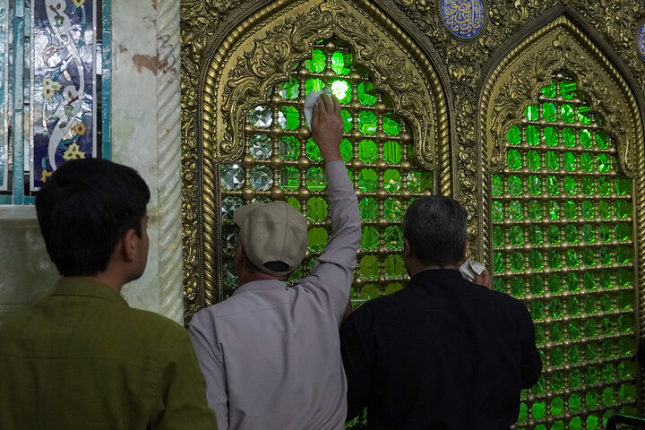 غبارروبی ضریح مطهر بانوی کرامت توسط جهادگران بسیجی