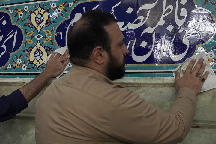 غبارروبی ضریح مطهر بانوی کرامت توسط جهادگران بسیجی