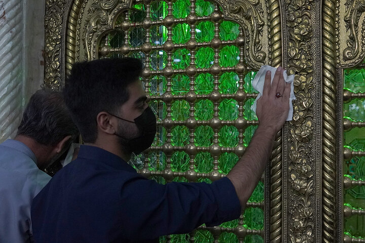 غبارروبی ضریح مطهر بانوی کرامت توسط جهادگران بسیجی