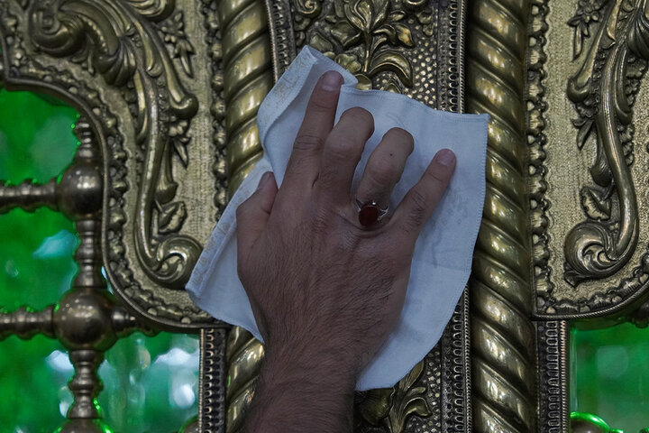 غبارروبی ضریح مطهر بانوی کرامت توسط جهادگران بسیجی