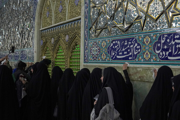 غبارروبی ضریح مطهر بانوی کرامت توسط جهادگران بسیجی