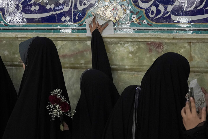 غبارروبی ضریح مطهر بانوی کرامت توسط جهادگران بسیجی