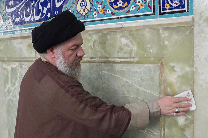 غبارروبی ضریح مطهر بانوی کرامت توسط جهادگران بسیجی