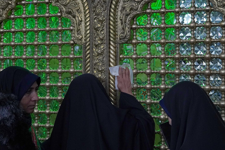 غبارروبی ضریح مطهر بانوی کرامت توسط جهادگران بسیجی