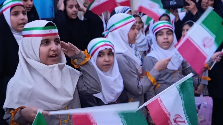 تصاویر / حضور امام جمعه گرمسار در میان دانش آموزان شرکت کننده در طرح «سه میم»