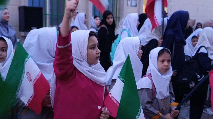 تصاویر / حضور امام جمعه گرمسار در میان دانش آموزان شرکت کننده در طرح «سه میم»