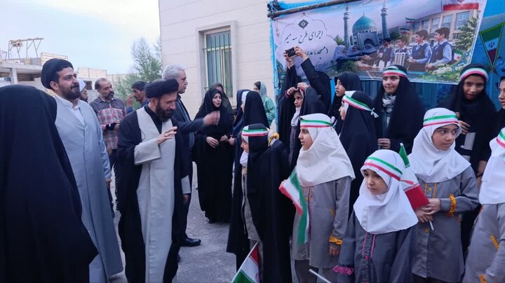 تصاویر / حضور امام جمعه گرمسار در میان دانش آموزان شرکت کننده در طرح «سه میم»