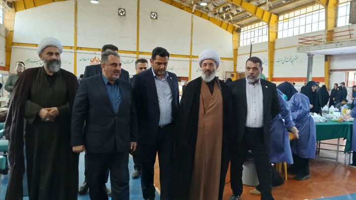 تصاویر / بازدید امام جمعه دابودشت از اردوی جهادی درمانی
