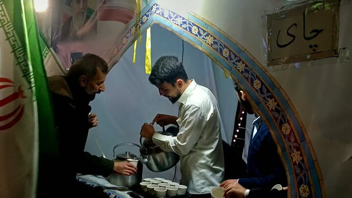 تصاویر/ استمرار فعالیت موکب فرهنگی تبیینی و پذیرایی مدرسه علمیه صادقیه تبریز