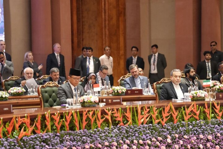 আমরা কখনো হুমকির কাছে মাথা নত করব না: ইরানের পররাষ্ট্রমন্ত্রী