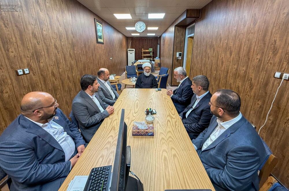 الأمين العام للعتبة العلوية يلتقي كبار الشخصيات العلمائية في مدينة قم المقدسة ويستعرض محاور الحملة الإغاثية والإنسانية