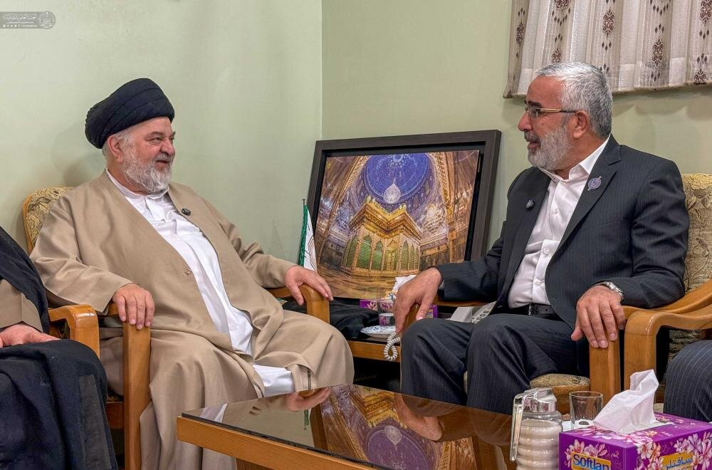 الأمين العام للعتبة العلوية يلتقي كبار الشخصيات العلمائية في مدينة قم المقدسة ويستعرض محاور الحملة الإغاثية والإنسانية