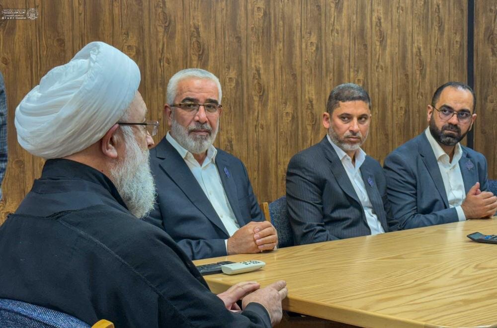 الأمين العام للعتبة العلوية يلتقي كبار الشخصيات العلمائية في مدينة قم المقدسة ويستعرض محاور الحملة الإغاثية والإنسانية