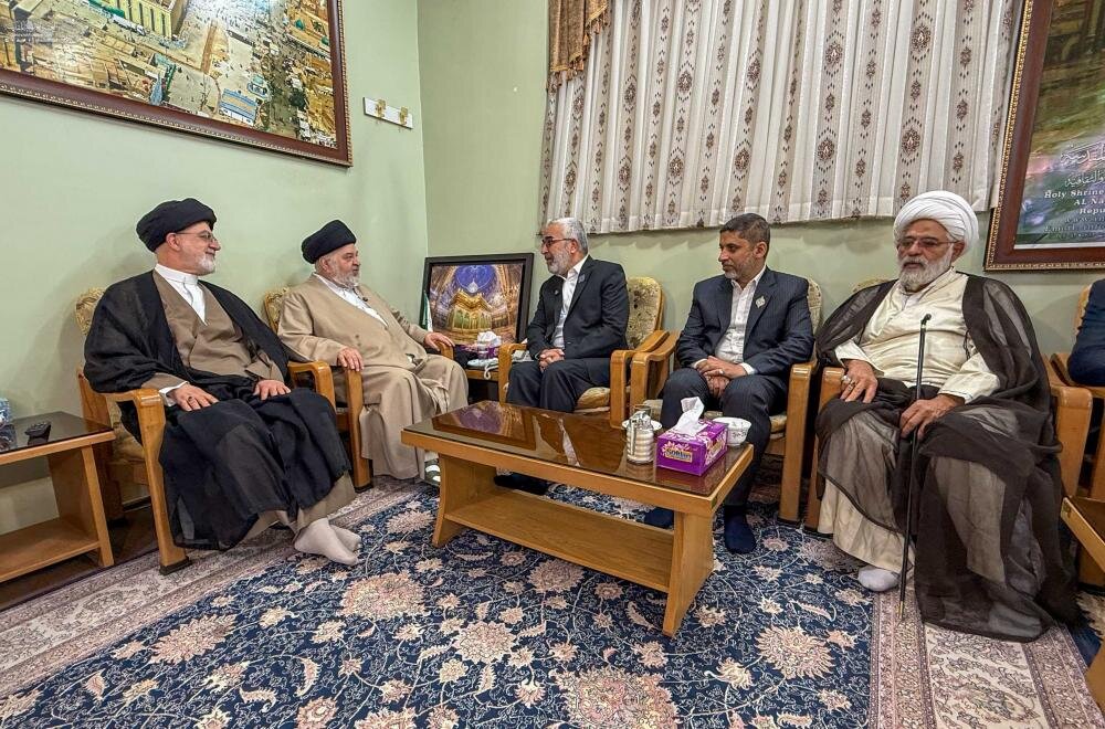 الأمين العام للعتبة العلوية يلتقي كبار الشخصيات العلمائية في مدينة قم المقدسة ويستعرض محاور الحملة الإغاثية والإنسانية