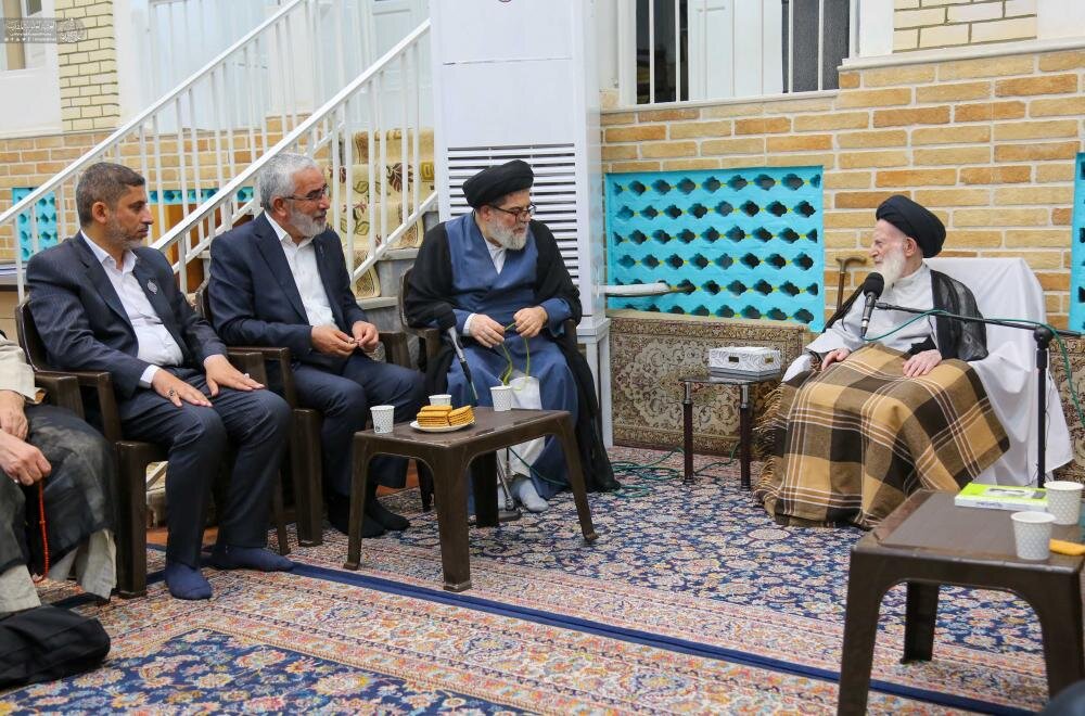 الأمين العام للعتبة العلوية يلتقي كبار الشخصيات العلمائية في مدينة قم المقدسة ويستعرض محاور الحملة الإغاثية والإنسانية