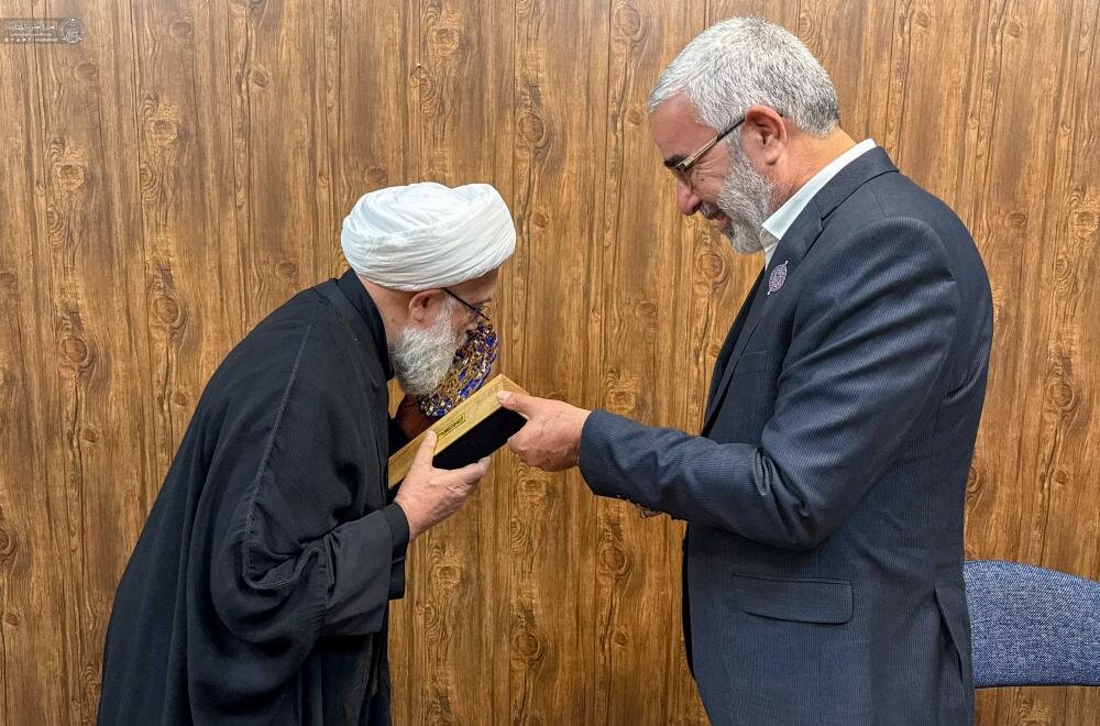 الأمين العام للعتبة العلوية يلتقي كبار الشخصيات العلمائية في مدينة قم المقدسة ويستعرض محاور الحملة الإغاثية والإنسانية