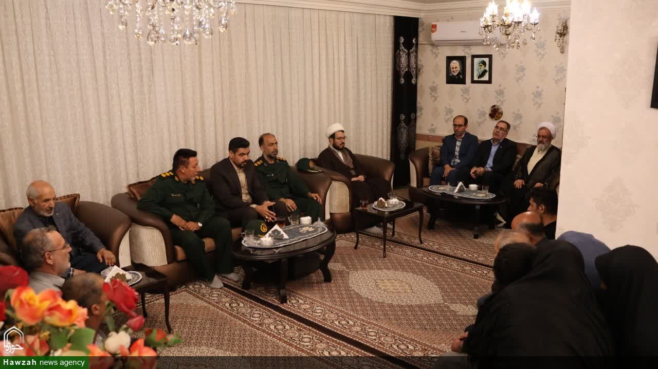 ادای احترام مسئولان شهرستان مرند به خانواده جانباز شهید حسین‌پناه