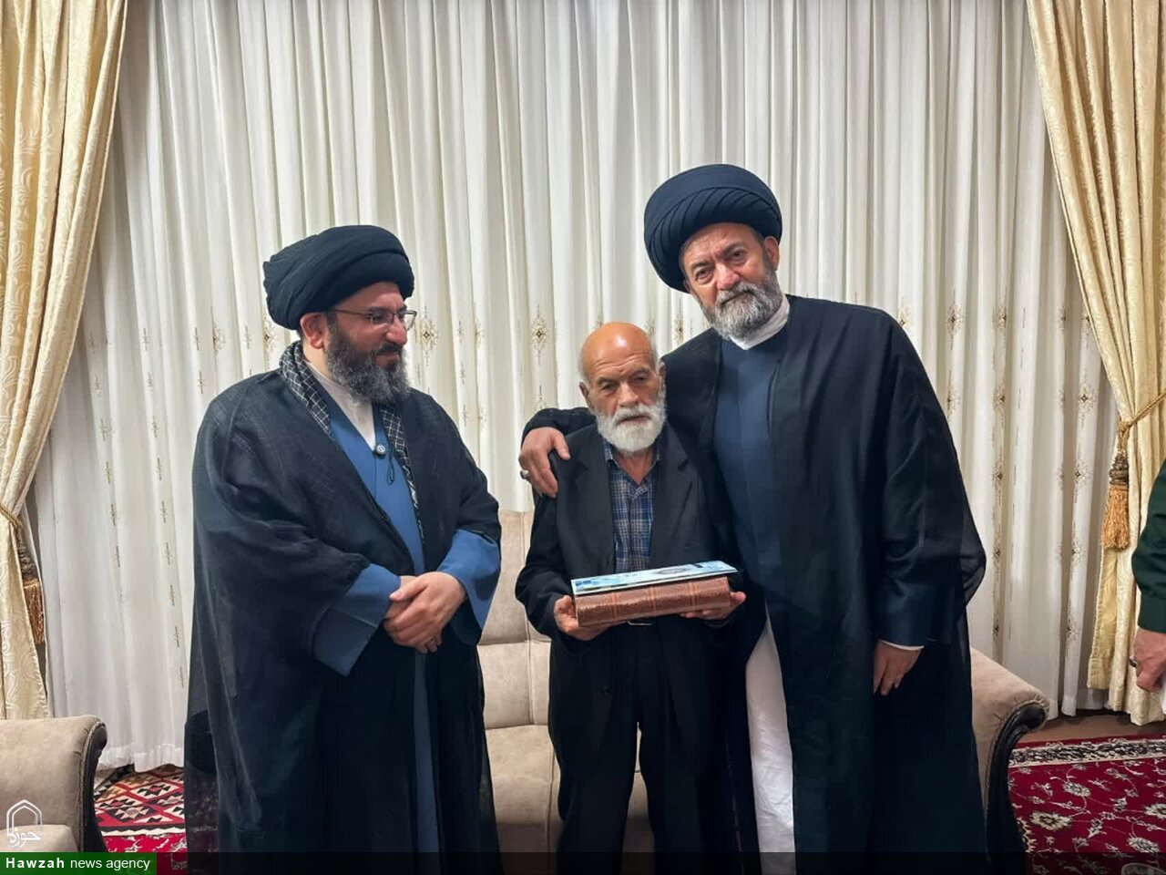 دیدار نمایندگان ولیفقیه در استانهای اردبیل و زنجان با خانواده شهید «محسن احمدی» / روایت معجزهآسای نجات دختر ۶ ساله
