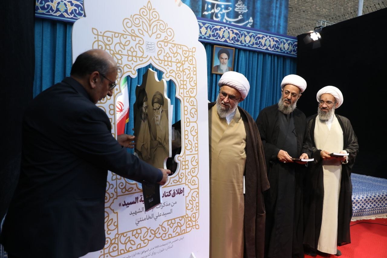 إزاحة الستار عن كتاب "حكاية السيد".. ذكريات قائد الثورة الشهيد عن والده + صور