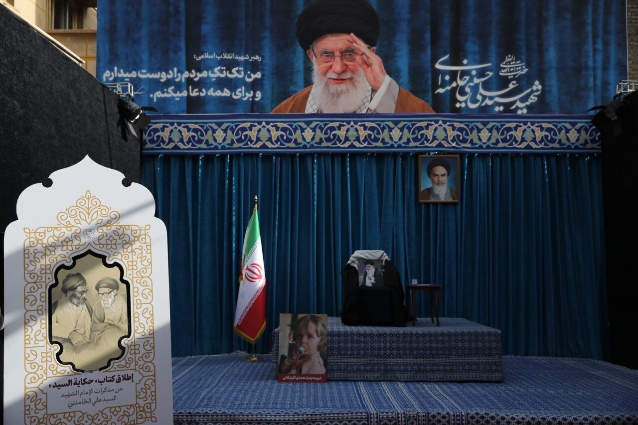 إزاحة الستار عن كتاب "حكاية السيد".. ذكريات قائد الثورة الشهيد عن والده + صور