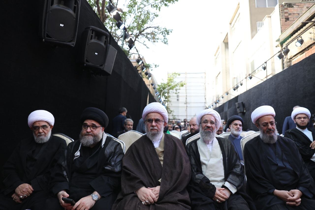 إزاحة الستار عن كتاب "حكاية السيد".. ذكريات قائد الثورة الشهيد عن والده + صور