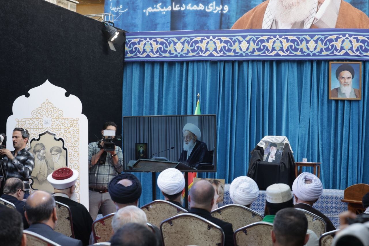 إزاحة الستار عن كتاب "حكاية السيد".. ذكريات قائد الثورة الشهيد عن والده + صور