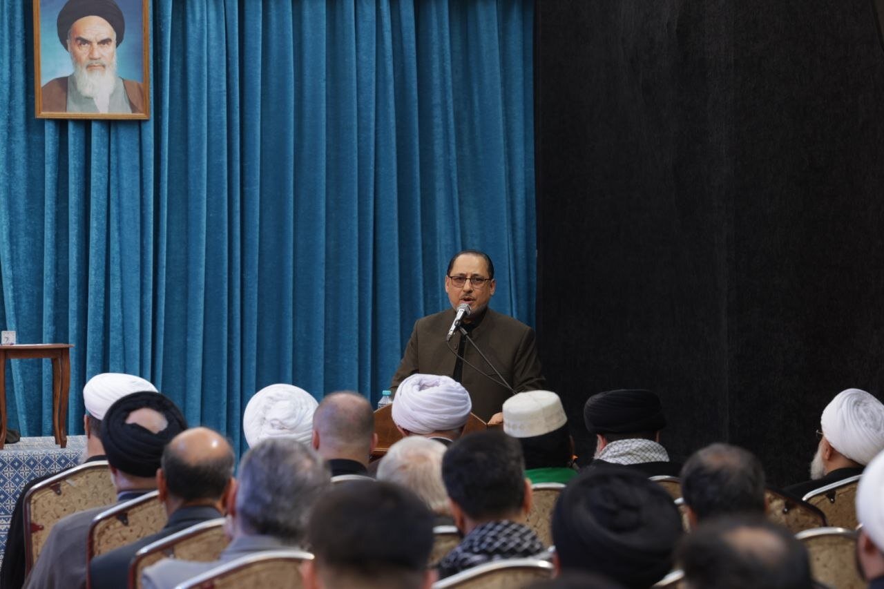 إزاحة الستار عن كتاب "حكاية السيد".. ذكريات قائد الثورة الشهيد عن والده + صور