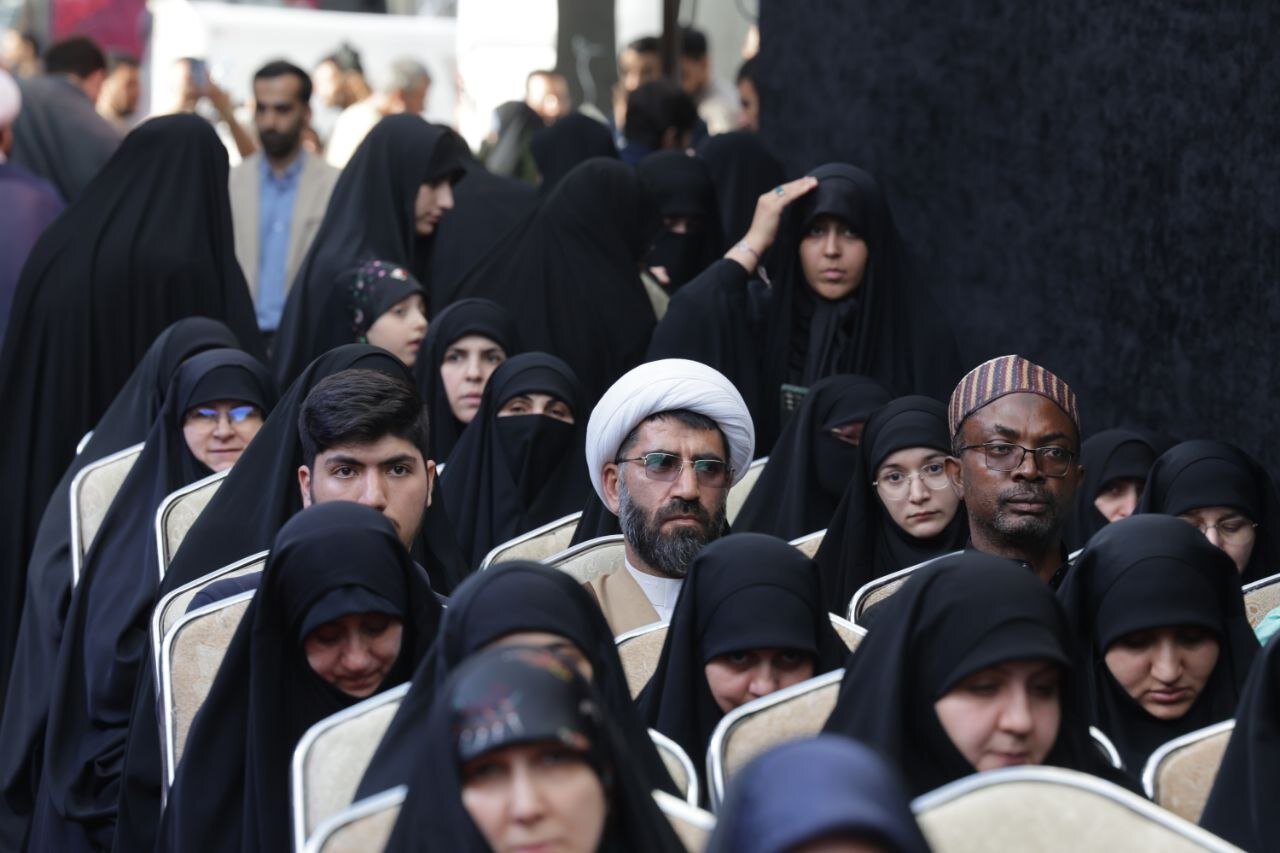 إزاحة الستار عن كتاب "حكاية السيد".. ذكريات قائد الثورة الشهيد عن والده + صور