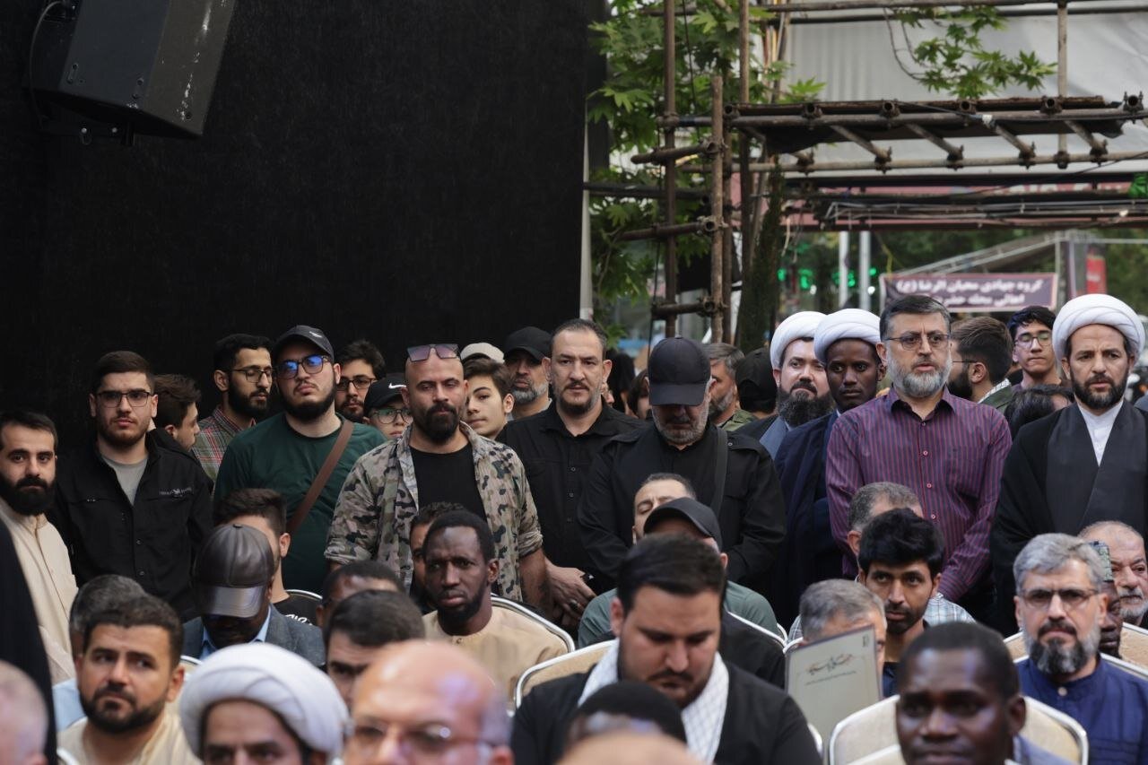 إزاحة الستار عن كتاب "حكاية السيد".. ذكريات قائد الثورة الشهيد عن والده + صور
