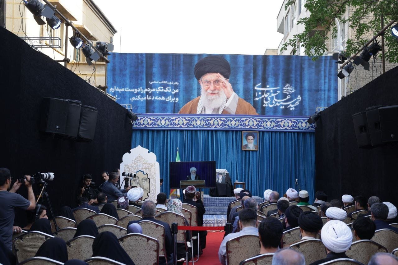 إزاحة الستار عن كتاب "حكاية السيد".. ذكريات قائد الثورة الشهيد عن والده + صور