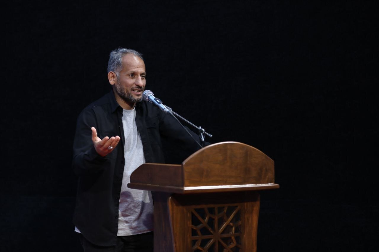 إزاحة الستار عن كتاب "حكاية السيد".. ذكريات قائد الثورة الشهيد عن والده + صور
