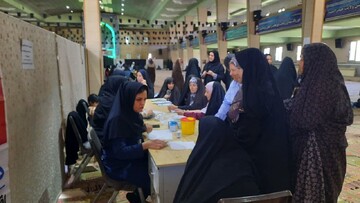 تصاویر/ برپایی میز خدمت در مصلی امام خمینی شهرستان خمین