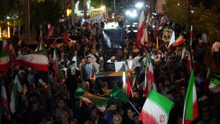 تصاویر/ تجمع مردم شهرستان خوی در حمایت از نظام اسلامی و نیروهای مسلح در هفتاد و پنجمین شب متوالی