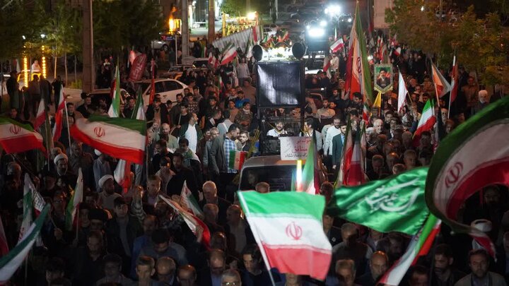 تصاویر/ تجمع مردم شهرستان خوی در حمایت از نظام اسلامی و نیروهای مسلح در هفتاد و پنجمین شب متوالی