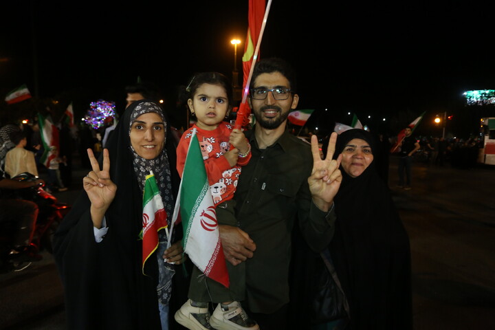 تصاویر/ هفتاد و پنجمین شب حماسه حضور اصفهانی‌ها در خیابان‌ها و میدان‌های شهر