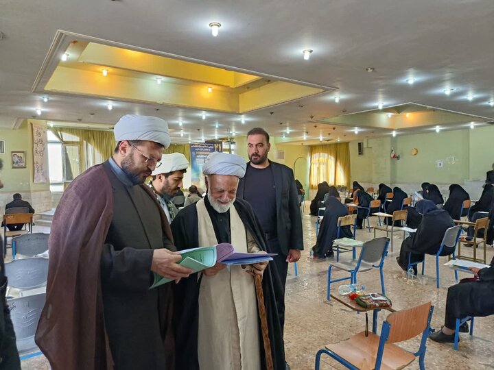 تصاویر/بازدید نماینده ولی‌فقیه در استان مرکزی از محل آزمون بیست و یکمین دوره ارزیابی قرآن کریم