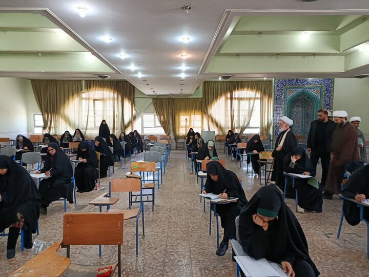 تصاویر/بازدید نماینده ولی‌فقیه در استان مرکزی از محل آزمون بیست و یکمین دوره ارزیابی قرآن کریم