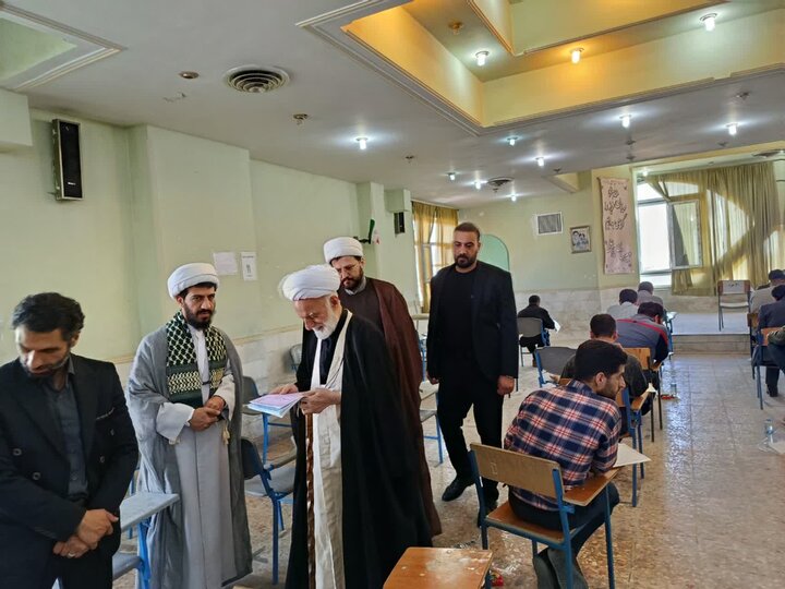 تصاویر/بازدید نماینده ولی‌فقیه در استان مرکزی از محل آزمون بیست و یکمین دوره ارزیابی قرآن کریم