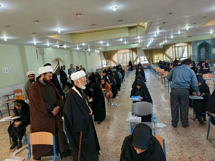 تصاویر/بازدید نماینده ولی‌فقیه در استان مرکزی از محل آزمون بیست و یکمین دوره ارزیابی قرآن کریم