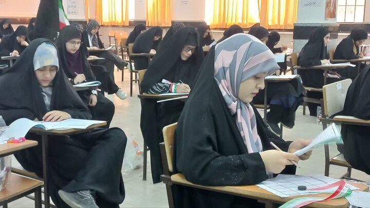 تصاویر/مرحله کتبی بیستمین دوره ارزیابی و اعطای مدرک تخصصی به حافظان قرآن کریم در کاشان