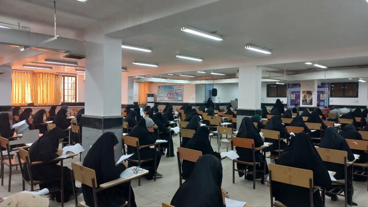 تصاویر/مرحله کتبی بیستمین دوره ارزیابی و اعطای مدرک تخصصی به حافظان قرآن کریم در کاشان