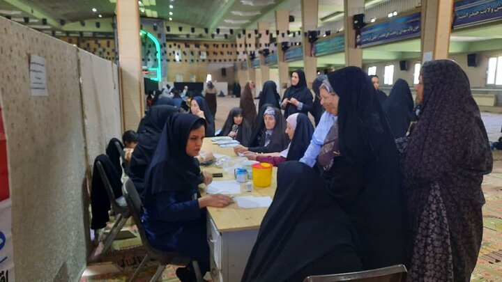تصاویر/برپایی میز خدمت در مصلی امام خمینی شهرستان خمین