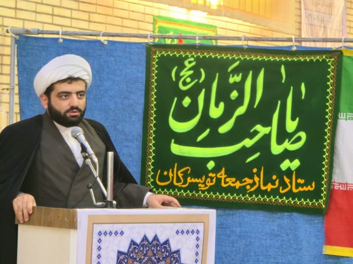 تصاویر /  برپایی میز مشاوره و ثبت نام داوطلب سربازی امام زمان(عج) در نمازجمعه تویسرکان