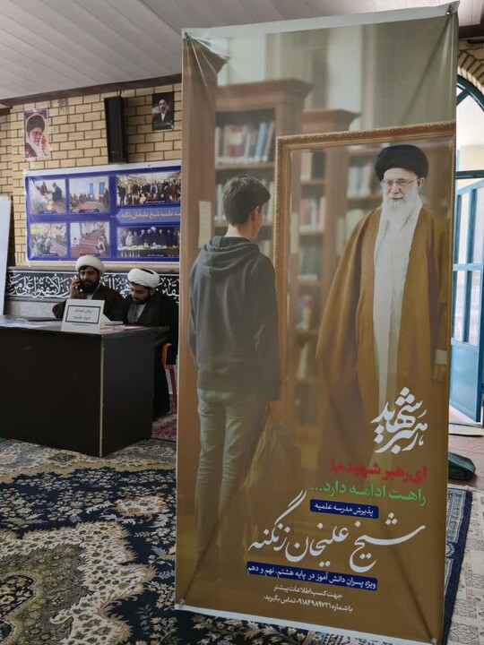 تصاویر /  برپایی میز مشاوره و ثبت نام داوطلب سربازی امام زمان(عج) در نمازجمعه تویسرکان