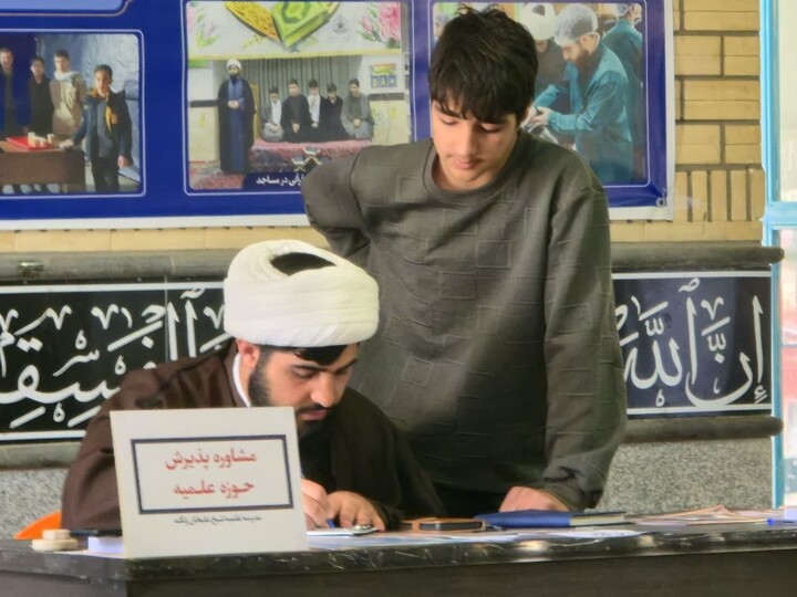 تصاویر /  برپایی میز مشاوره و ثبت نام داوطلب سربازی امام زمان(عج) در نمازجمعه تویسرکان