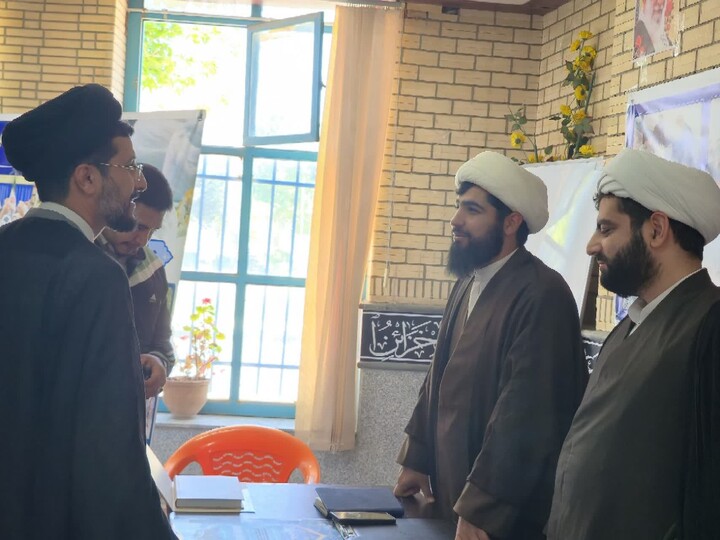 تصاویر /  برپایی میز مشاوره و ثبت نام داوطلب سربازی امام زمان(عج) در نمازجمعه تویسرکان