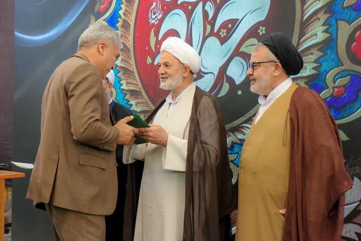 تصاویر/ آیین تعویض پرچم گنبد حرم مطهر حضرت موسی مبرقع بمناسبت شهادت امام جواد علیه السلام
