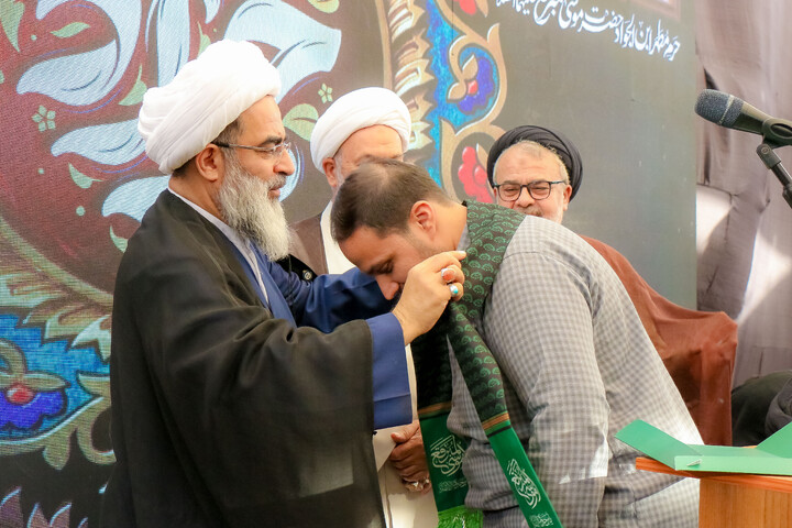 تصاویر/ آیین تعویض پرچم گنبد حرم مطهر حضرت موسی مبرقع بمناسبت شهادت امام جواد علیه السلام