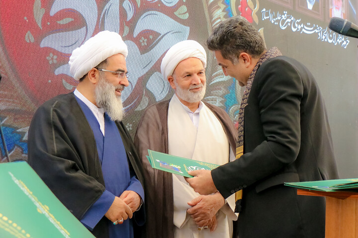 تصاویر/ آیین تعویض پرچم گنبد حرم مطهر حضرت موسی مبرقع بمناسبت شهادت امام جواد علیه السلام